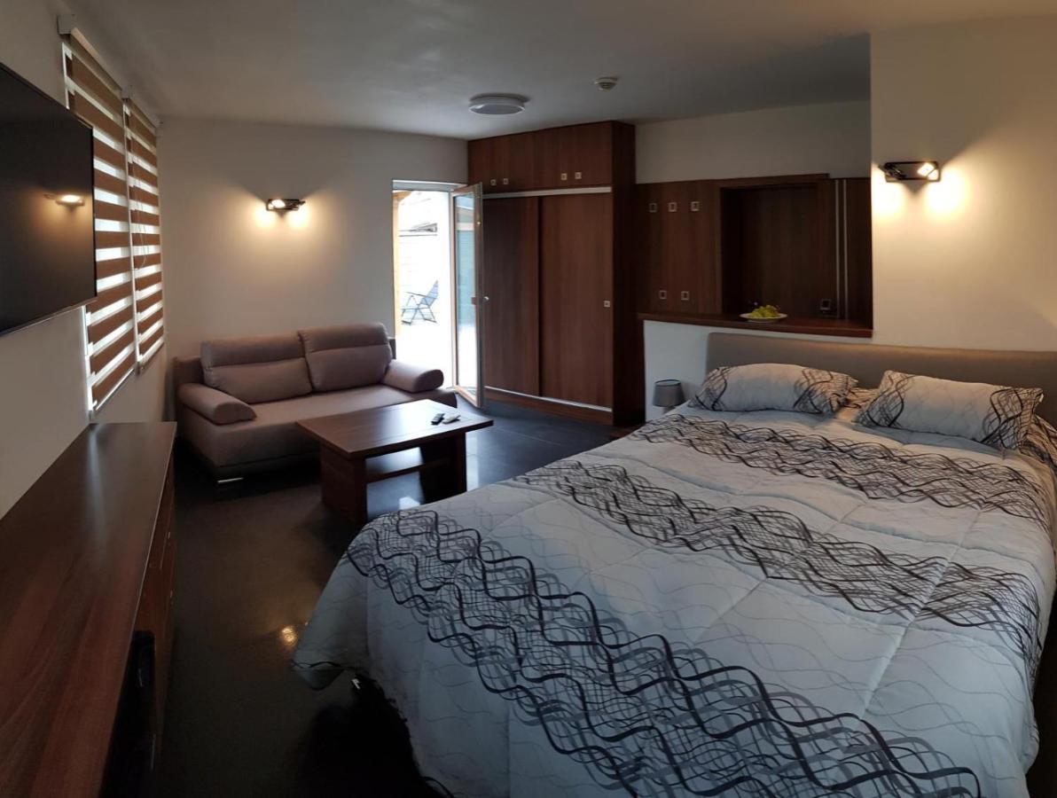 Apartmany Meandry Mimon ภายนอก รูปภาพ